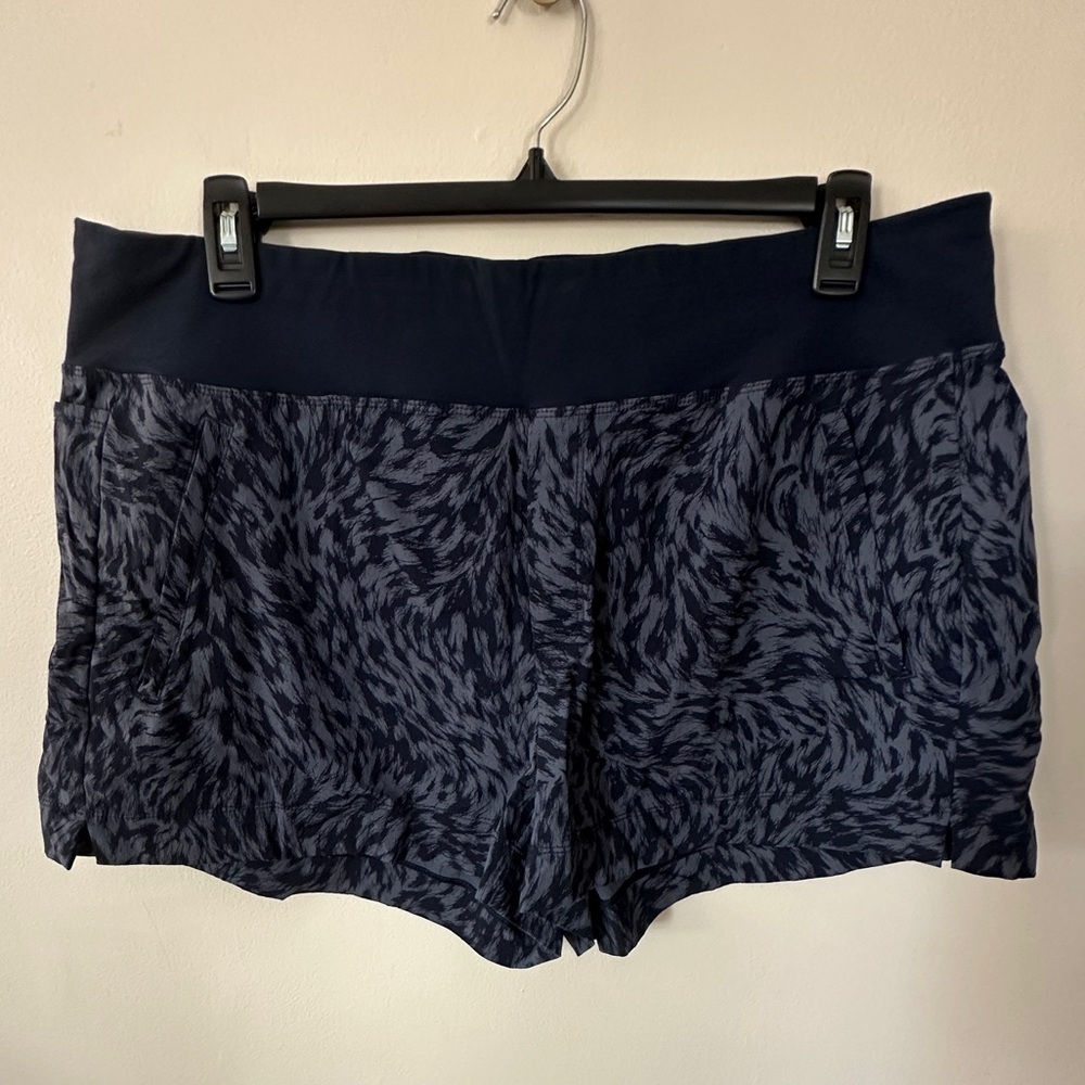 Athleta Trekkie North printed navy shorts 18